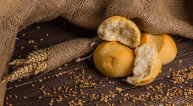 Tahtada taze ekmek ve buğday