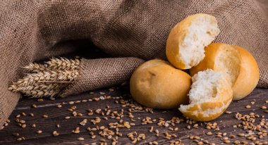 Tahtada taze ekmek ve buğday