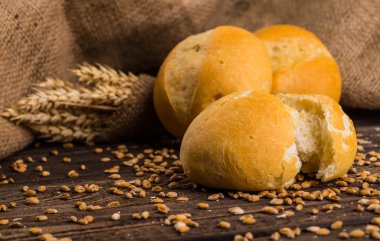 Tahtada taze ekmek ve buğday