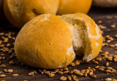 Tahtada taze ekmek ve buğday