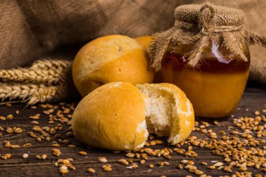 Tahtada taze ekmek ve buğday