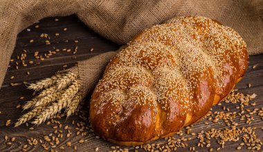 Tahtada taze ekmek ve buğday