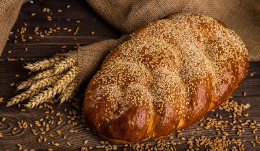 Tahtada taze ekmek ve buğday