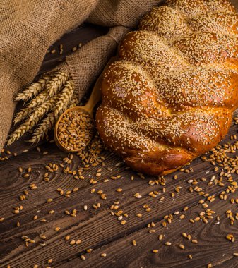 Tahtada taze ekmek ve buğday