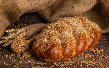 Tahtada taze ekmek ve buğday