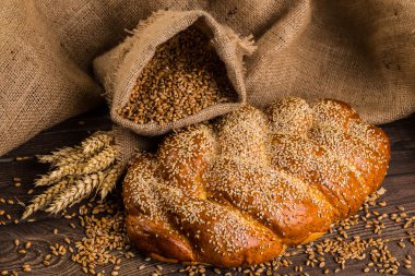 Tahtada taze ekmek ve buğday