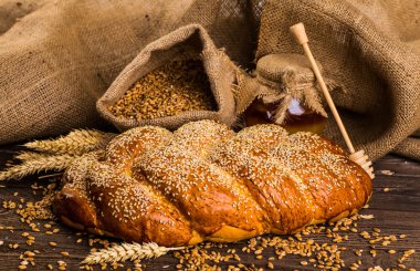Tahtada taze ekmek ve buğday