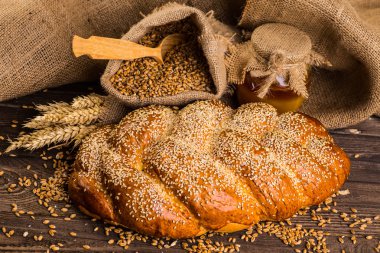 Tahtada taze ekmek ve buğday