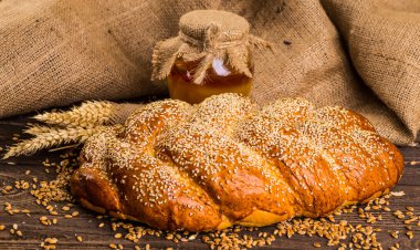 Tahtada taze ekmek ve buğday