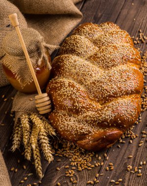 Tahtada taze ekmek ve buğday