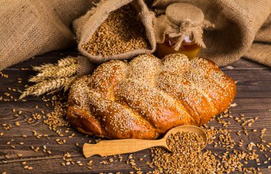 Tahtada taze ekmek ve buğday