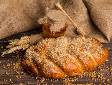 Eski ahşap masa üzerinde farklı taze ekmek