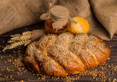 Eski ahşap masa üzerinde farklı taze ekmek