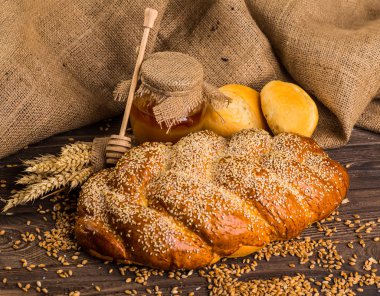 Eski ahşap masa üzerinde farklı taze ekmek