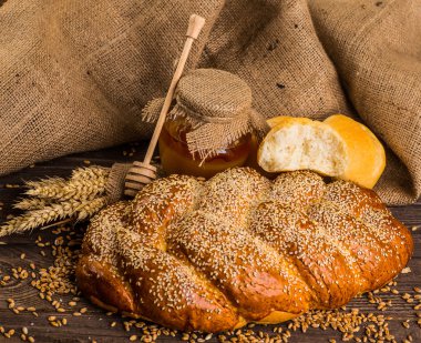 Eski ahşap masa üzerinde farklı taze ekmek