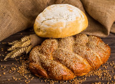 Eski ahşap masa üzerinde farklı taze ekmek