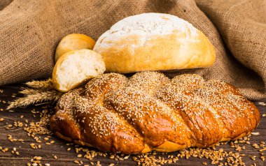 Eski ahşap masa üzerinde farklı taze ekmek