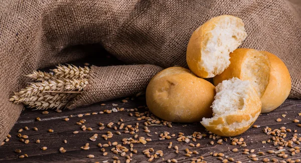 Tahtada taze ekmek ve buğday