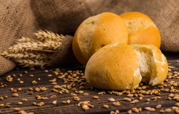 Tahtada taze ekmek ve buğday
