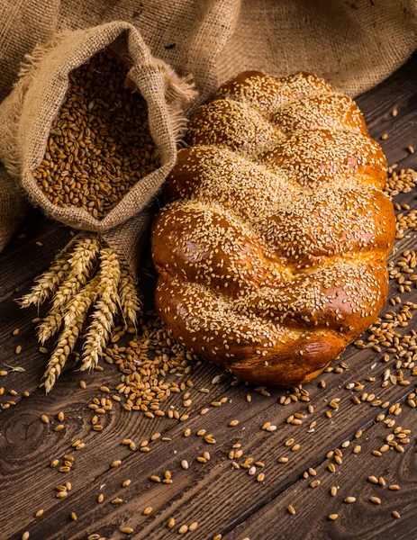 Tahtada taze ekmek ve buğday