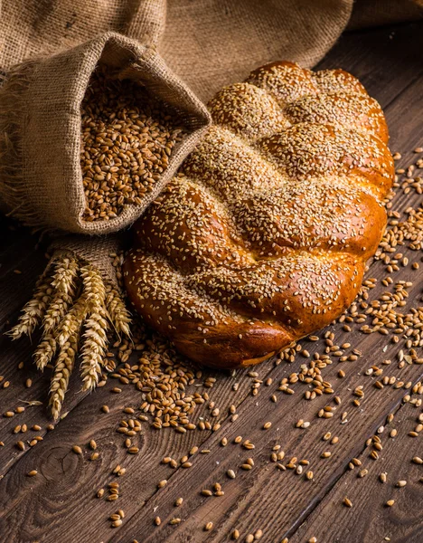 Tahtada taze ekmek ve buğday