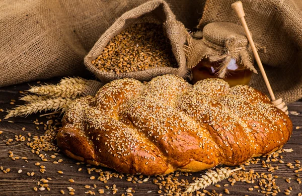 Tahtada taze ekmek ve buğday