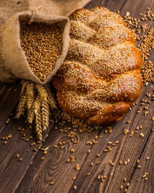 Eski ahşap masa üzerinde farklı taze ekmek