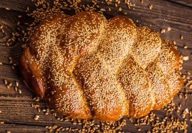 Eski ahşap masa üzerinde farklı taze ekmek