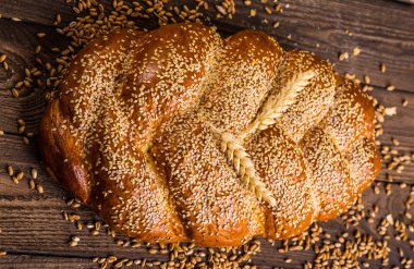 Eski ahşap masa üzerinde farklı taze ekmek