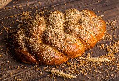 Eski ahşap masa üzerinde farklı taze ekmek