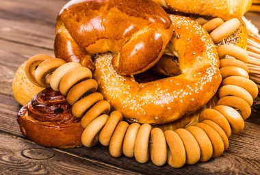 Tahıllı taze pişmiş ekmekler  .