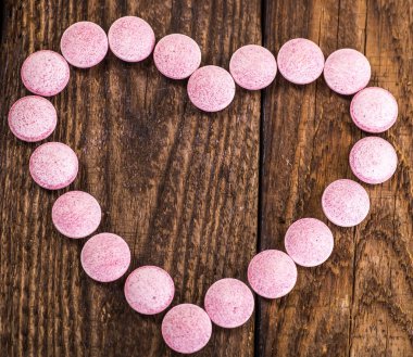 Hapları. Arka plan yapılmış renkli hap ve kapsül.