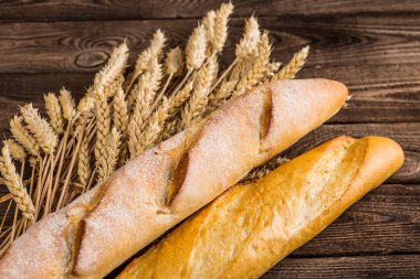 Taze kokulu ekmek masanın üzerine.