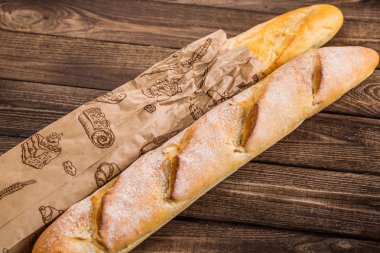 Taze kokulu ekmek masanın üzerine.