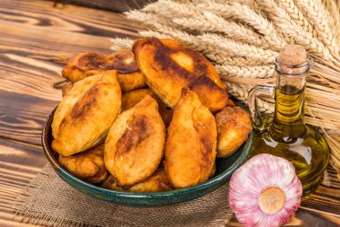 Taze kokulu ekmek masanın üzerine.