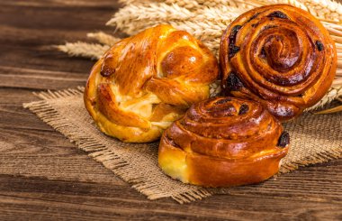 Taze kokulu ekmek masanın üzerine.