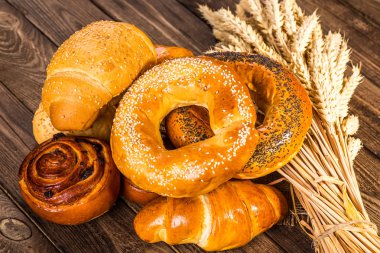 Taze kokulu ekmek masanın üzerine.