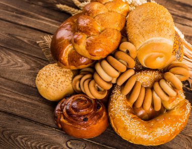 Taze kokulu ekmek masanın üzerine.