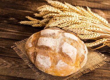 Taze kokulu ekmek masanın üzerine.