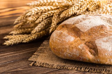 Taze kokulu ekmek masanın üzerine.