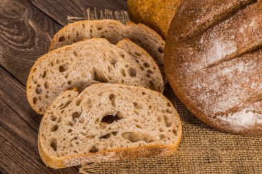 Taze kokulu ekmek masanın üzerine.