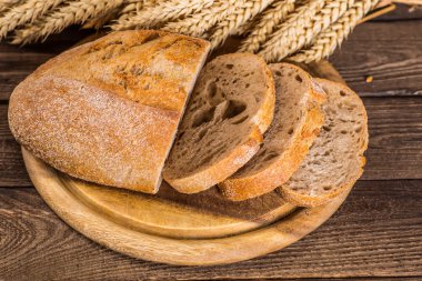 Taze kokulu ekmek masanın üzerine.