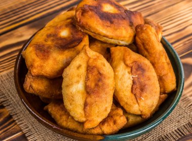 Taze kokulu ekmek masanın üzerine.