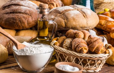 Taze kokulu ekmek masanın üzerine.