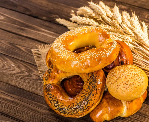 Taze kokulu ekmek masanın üzerine.