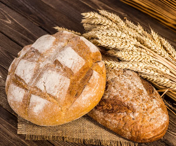 Taze kokulu ekmek masanın üzerine.