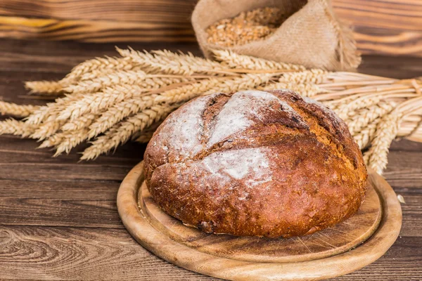 Taze kokulu ekmek masanın üzerine.