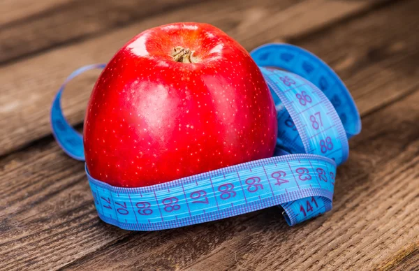 Sağlıklı kase müsli, elma, meyve, fındık ve bir nutrit için süt