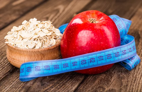 Sağlıklı kase müsli, elma, meyve, fındık ve bir nutrit için süt