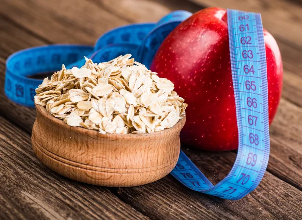 Sağlıklı kase müsli, elma, meyve, fındık ve bir nutrit için süt